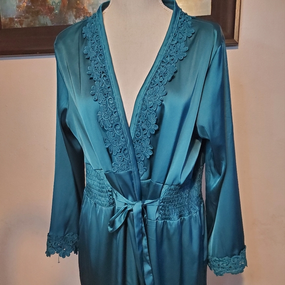 Victoria's Secret Satin Robe with  Embroidery - Picture 4 of 9